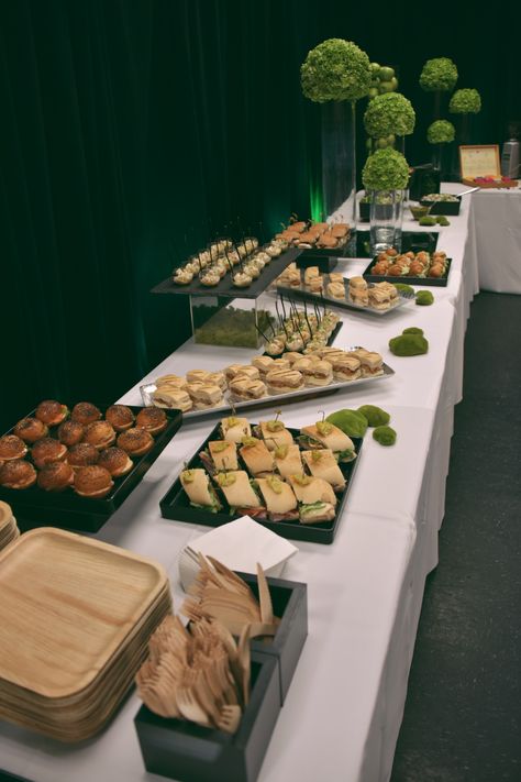 Lunch Table Settings, Sandwich Buffet, Buffet Set Up, Catering Food Displays, Food Set Up, Dinner Centerpieces, Lunch Meeting, Corporate Dinner, Lunch Party