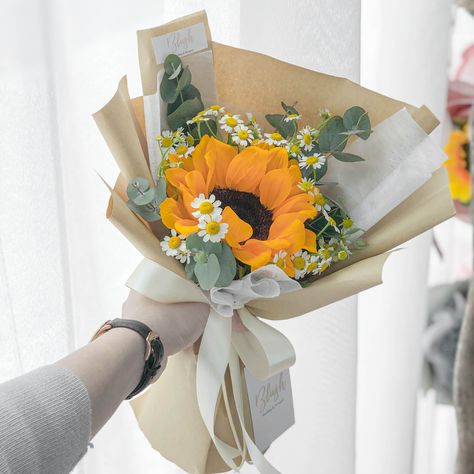 Sun Flower Bouquet Aesthetic, Single Sunflower Bouquet, Small Sunflower Bouquet, Graduation Flowers Bouquet, Single Flower Bouquet, Graduation Bouquet, Graduation Flowers, Diy Bouquet Wrap, Sunflower Arrangements