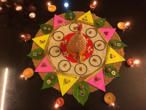 Mehendi Decor At Home, God Rangoli, Marriage Theme, Festival Decoration Ideas, Small Wedding Decor, Flowers Rangoli, Haldi Kumkum, Wedding Room Decorations, Thali Decoration Ideas