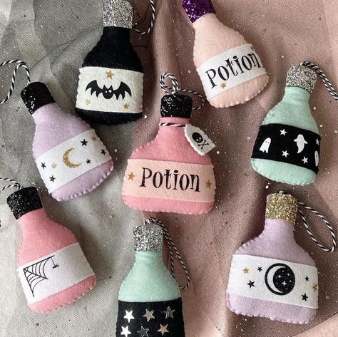 Halloween Felt Crafts, Moldes Halloween, Pink Witch, Witches Hats, Halloween Products, Halloween Pink, Anniversaire Harry Potter, Diy Halloween Decor, Halloween Garland