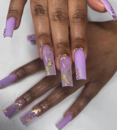 Square Acrylic Nails Lavender, Acrylic Nails Lavender, Dope Nail Designs Purple, Lavender Nails Acrylic, Lavender Nail Design, Purple And Gold Nails, Lilac Nails Design, Nails Lavender, Nail Art Designs Short