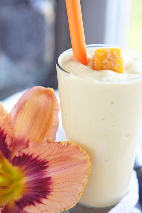 Mango Vanilla Smoothie -- ONLY 4 ingredients for this healthy drink | gatherforbread.com Breakfast Drinks Healthy, Vanilla Smoothie, Frozen Mango, Mango Chunks, Breakfast Drink, Milk Shakes, God Mat, Mango Smoothie, Smoothie Ingredients