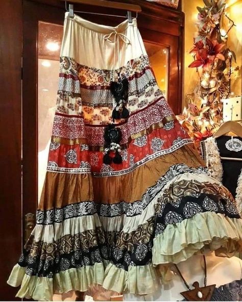 Shabby Chic Clothes, Best Winter Outfits, Upcycle Clothes Diy, Mode Hippie, Hippie Skirts, Estilo Hippie, Mode Boho, Patchwork Skirt, Boho Skirts