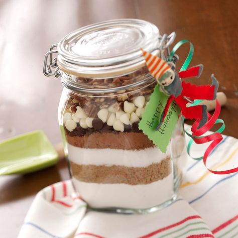 Sand Art Brownie Mix Recipe -These brownies are so good and I always keep a few jars on hand to add to gift baskets or use as hostess gifts. The jars can be decorated by covering the lids with holiday material and tying a ribbon around the top to hold it in place. —Claudia Temple, Sutton, West Virginia Diy Brownies, Brownie Mix Recipes, Cadeau Parents, Mason Jar Meals, Baking Cocoa, Cocoa Chocolate, Cookie Pops, Recipe 30, Mason Jar Gifts