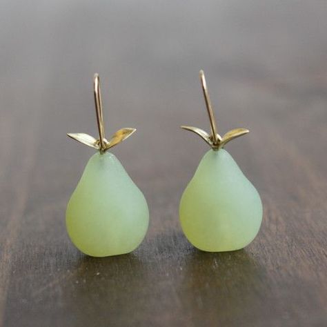 Gabriella Kiss, Bijoux Art Nouveau, Look Grunge, Pear Earrings, Diy Jewelry Tutorials, Wooden Table, Jewelry Inspo, Pretty Jewellery, Ear Jewelry