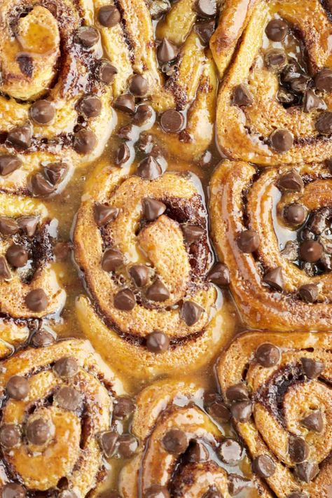 Cinnamon Rolls With Chocolate, Chocolate Chip Cinnamon Rolls, Cinnamon Rolls Chocolate, Store Bought Cinnamon Rolls, Cinnamon Roll Desserts, Easy Cinnamon Rolls, Easy Cinnamon Rolls Recipe, Desserts With Chocolate Chips, Pillsbury Cinnamon Rolls