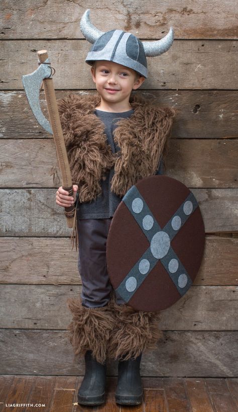 Kids Viking Costume, Vikings Costume Diy, Viking Halloween Costume, Vikings Halloween, Viking Party, Card Costume, Costume Viking, Viking Helmet, Diy Costumes Kids