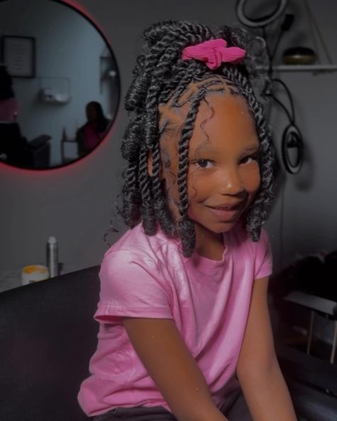 💕Yall know I love the kids 💕😮‍💨 I’m In love with these invisible locs 😍 Invisible locs on our little ladies going to school in STYLE 💕 don’t miss out on these ladies booking link in bio ❤️ #invisiblelocs Dread Hairstyles For Girls Kids, Cute Protective Hairstyles For Kids, Kids Invisible Locs, Kids Butterfly Locs, Kids Faux Locs, Kids Dreads Hairstyles, Invisible Locks, Kids Dreads, Invisible Locs