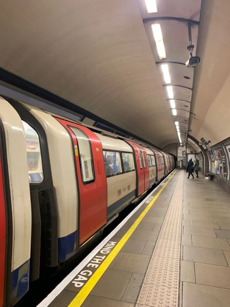 Train Station Underground, Underground Train Station, London Train Station, London Underground Train, Underground Train, London Wallpaper, Underground Station, London Vibes, London Baby