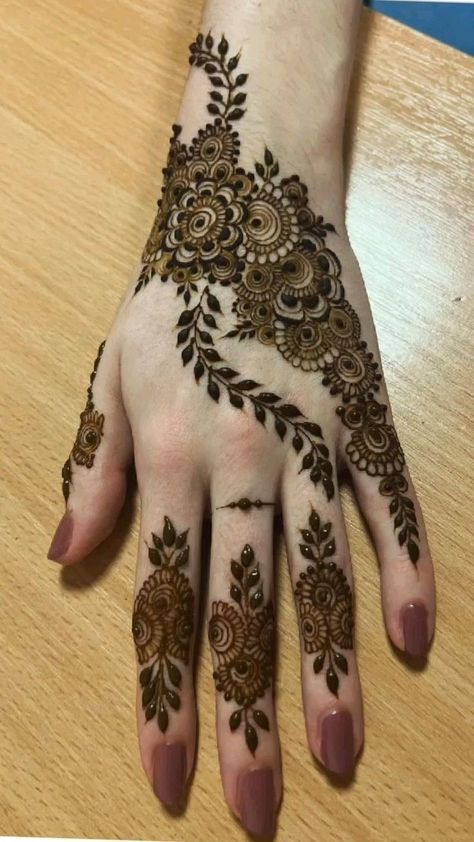 Mehandhi Designs, Henna Inspo, Front Mehndi Design, Pretty Henna, Henna Designs Wrist, Mehndi Designs Bridal Hands, Henna Style, Very Simple Mehndi Designs, Simple Mehndi Designs Fingers