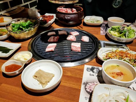 The Best Korean BBQ Grill For Home | Gas, Electric And Charcoal Grills Korean Bbq At Home, Bbq At Home, Mongolian Bbq, At Home Aesthetic, Korean Barbeque, Korean Bbq Grill, Indoor Bbq, Hot Pot Recipe, Korean Grill