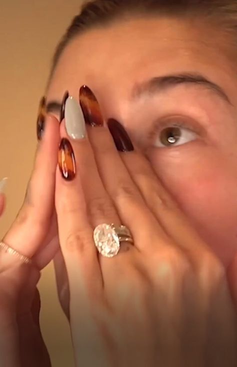 Haily Biber Rings, Hailey Bieber Tortoise Nails, Helly Biber Nail, Uñas Kendall Jenner, Hailey Bieber Ring Stack, Haily Biber Nailart, Hailey Ring, Haylie Bieber Nails, Hailey Bieber Ring