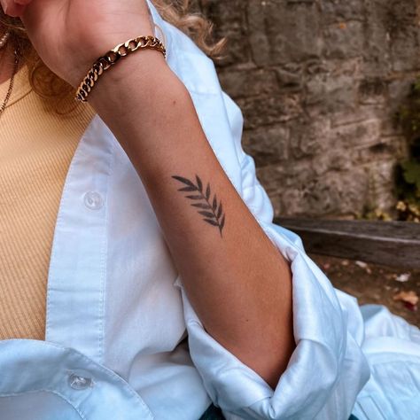 Ella Langley Tattoo, Leaf Tattoo Placement, Small Leaves Tattoo, Small Fern Tattoo, Fine Line Plant Tattoo, Small Leaf Tattoo, Fern Leaf Tattoo, Leave Tattoo, Small Earthy Tattoos