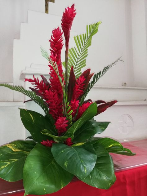 Teuila Flower, Heliconia Arrangement, Projek Mengait, Hotel Flower Arrangements, Arreglos Ikebana, Floral Art Arrangements, Tropical Floral Arrangements, Hotel Flowers, Tropical Flower Arrangements