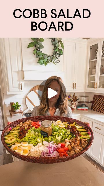 Salad Display Ideas, Salad Charcuterie Board Ideas, Salad Charcuterie Board, Dinner With Bacon, Club Salad Recipe, Homemade Vinaigrette Dressing, Platter Salad, Club Salad, Salad Board