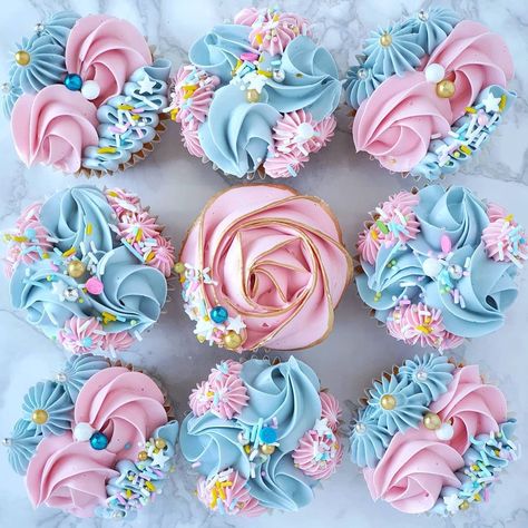 Gender Reveal Cupcakes, Cupcake Decorating Tips, Pastel Cupcakes, Fancy Cupcakes, Blue Cupcakes, Holiday Cupcakes, Cupcake Cake Designs, Buttercream Cupcakes, Floral Cupcakes