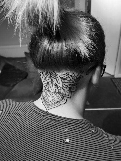 Undercut Tattoos, Dotwork Mandala, Half Shaved Hair, Half Shaved, Head Tattoo, Beautiful Tattoo, Cute Tattoos For Women, Side Tattoos, Head Tattoos