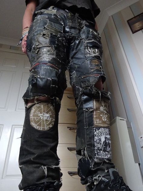 Crust Punk Fashion, Crust Punk Pants, Outfits Punk, Crust Pants, Punk Fashion Diy, Patch Pants, Crust Punk, Punk Patches, Battle Jacket