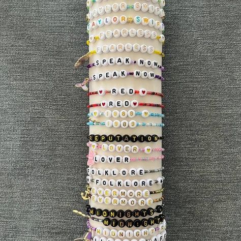 Swiftie Besties, 22 Taylor Swift, Swift Friendship Bracelets, Taylor Swift Friendship Bracelets, Eras Bracelets, Fun Crafts For Teens, 22 Taylor, Taylor Swift 22, Name Bracelets