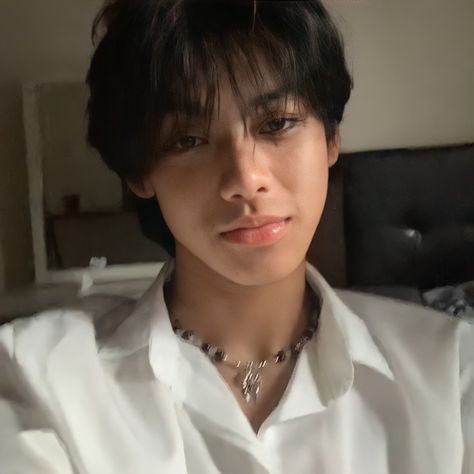 Indonesian Guy Aesthetic, Peemwasu Port Boyfriend Material, Handsome Filipino Guys, Indonesian Boy, Mirror Selfie With Flash, Filipino Guys, Boyish Outfits, Korean Picture, Grunge Boy