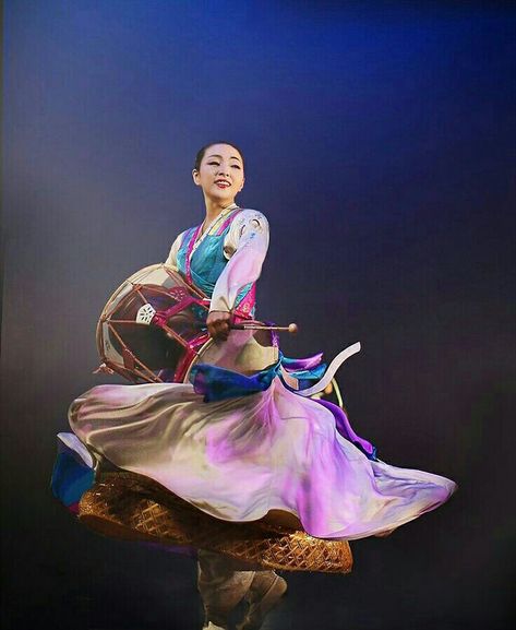 Korean Traditional Dress Hanbok, Traditional Korean Clothing, Korea Dress, Korean Traditional Dress, Modern Hanbok, World Dance, Korean Hanbok, Traditional Dance, Traditional Music