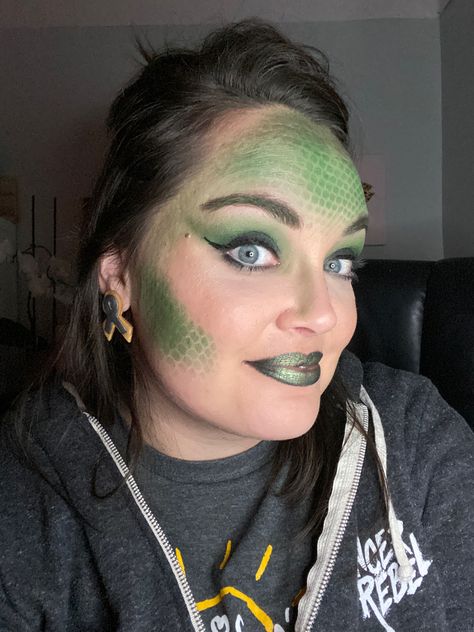 A green reptile look to live your best slithering life 💚#reptile #makeup #scales #halloween #halloweenmakeup #halloweenmakeupideas #halloweenmakeuplooks #warriorbeauty Dinosaur Make Up Women, Snake Print Makeup, Womens Crocodile Costume, Crocodile Makeup Halloween, Reptile Makeup Halloween, Dragon Makeup Halloween Easy, Green Monster Makeup, Easy Dragon Makeup, Dragon Makeup Look Easy