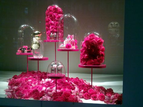 Retail Visual Merchandising, Flower Shop Display, Fragrance Display, Display Retail, Perfume Display, Window Display Design, Spring Window, Flower Window, Flowers Shop