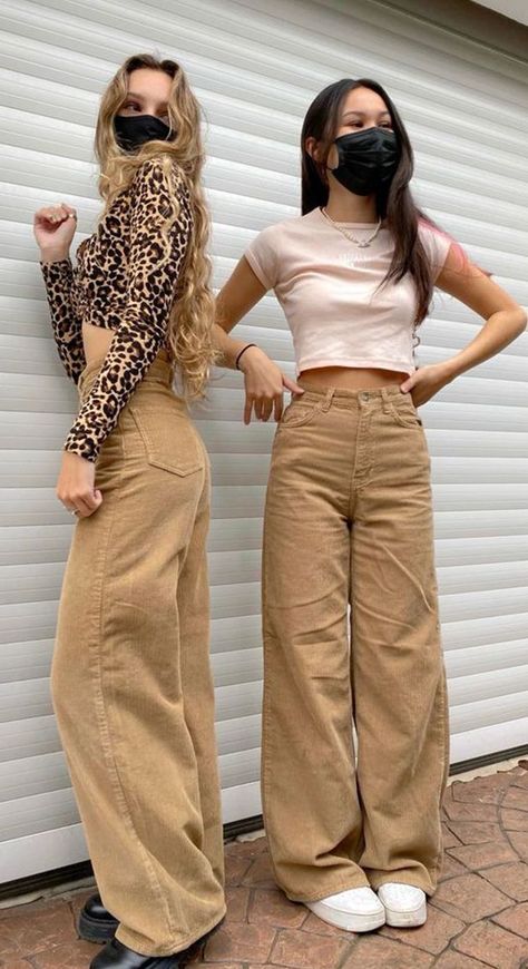 Adáptate con mucho estilo al clima otoñal con estos pantalones. #pantalóncafé #modaybelleza #otoño #otoñoinvierno #temporadadefrío #mujeresalrescate Luiza Cordery, Cargo Pants Women Outfit, Looks Pinterest, Brown Fits, Grunge Look, Mia 3, Brown Outfit, Baggy Pants, Mode Inspo