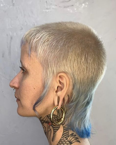 Shaved Mullet Hairstyle, Mullet 4c Hair, Buzzcut With Bangs, Chelsea Haircut Punk, Mowhak Hairstyle Women, Chelsea Cut Hair, Chelsea Mullet, Punk Mullet For Women, Mullet Colored Hair