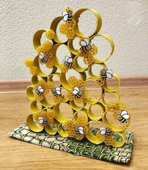 Bee Activity, Bee Sculpture, Bee Activities, Insect Crafts, Easter Tree Decorations, Garden Art Sculptures Diy, Easter Decorations Kids, Garden Art Projects, Bee Crafts