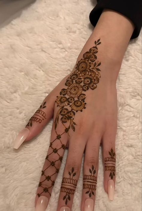 Tattoo studio Life Line One Finger Henna Design, Simple Henna Designs Hand Arabic, Henna Design For Back Hand, Arab Mehndi Designs, Mehndi Art Designs Arabic, Mehndi Designs Arabic Latest, Henna Designs Hand Arabic, Henna Hand Designs Simple, Mehndi Hand Designs