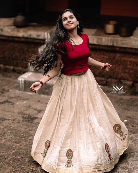 Traditional Pattupavada For Women, Pattupavada Blouse Designs For Women, Pattupavada Blouse Designs, Pattupavada For Women, Kerala Style Skirt And Top, Kalamkari Skirts, Kerala Traditional Dress, Kerala Dress, Kalamkari Blouse Designs