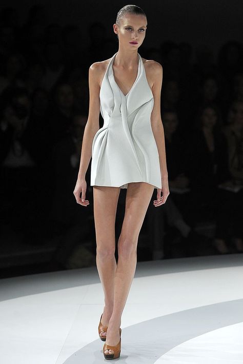 Chalayan Spring 2009 Ready-to-Wear collection, runway looks, beauty, models, and reviews. Hussein Chalayan, Geometric Fashion, Vintage Runway, Couture Designers, Couture Details, Looks Style, Jean Paul Gaultier, European Fashion, Couture Fashion