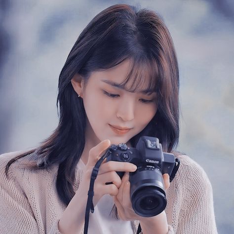 Calming Photos, Girls With Cameras, Han So Hee, Camera Drawing, So Hee, Face Drawing Reference, Body Reference Drawing, Human Reference, Stylish Photo Pose