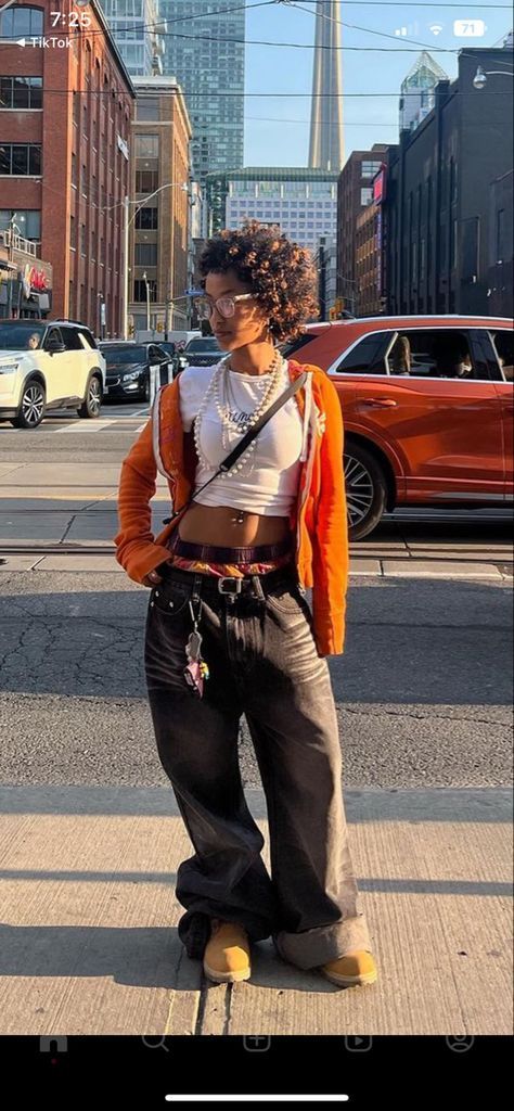 Bohemian Tomboy Style, How To Style Street Wear, Chic Y2k Outfits, R&b Style Fashion, Y2k Outfits 2023, Brown Baggy Outfit, Mystic Style Fashion, Summer Tom Boy Femme, Streetwear Fashion Poses