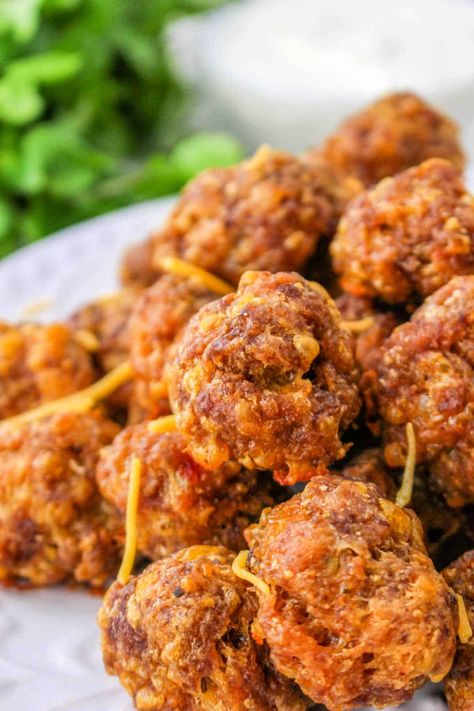 Bisquick taco balls are a Mexican appetizer with ground beef is always a hit with guests during Super Bowl or any get together or holiday. Appetizer Using Ground Beef, Ground Beef Snack Recipes, Mexican Tailgate Food, Taco Meat Appetizer Ground Beef, Cheesy Mexican Meatballs, Tex Mex Appetizers Easy, Mexican Appetizers Finger Foods, Ground Beef Appetizers, Taco Balls