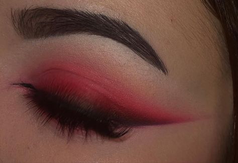 Foxy eyes rojomaquillaje de ojos rojomakeup inspo❤️ Red Eye Make Up Look, Cute Simple Red Eye Makeup, Eyeshadow Red Looks, Dark Red Eye Makeup Looks, Red Eye Makeup Looks Eyeshadows, Red Eye Looks For Prom, Red Simple Makeup, Red Makeup Looks Simple, Easy Red Eyeshadow Looks