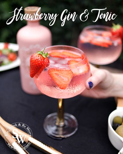 Strawberry Gin And Tonic, Gin N Tonic, Gin Drink Recipes, Strawberry Gin, Tonic Drink, Creative Cocktails, Tonic Recipe, Gin Recipes, Hendricks Gin