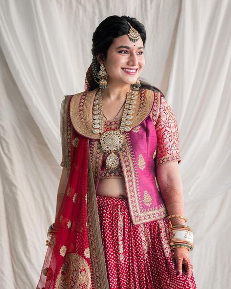 Traditional Lehenga Look, Lehanga With Jacket Blouse, Blouse And Jacket Outfit, Jacket Style Blouse For Lehnga, Blouse Jacket Style, Lehnga With Jacket Blouse Designs, Jacket Outfit Indian Wedding, Blouse Design For Bandhani Saree, Traditional Jackets For Women Indian