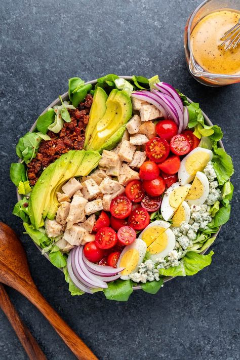 Easy Cobb Salad Garden Salad With Chicken, Ensaladas Aesthetic, Salad Meals, Salad Aesthetic, Easy Healthy Lunch Ideas, Salad Buffet, Healthy Eating Meal Plan, Power Salad, Clean Eating Salads