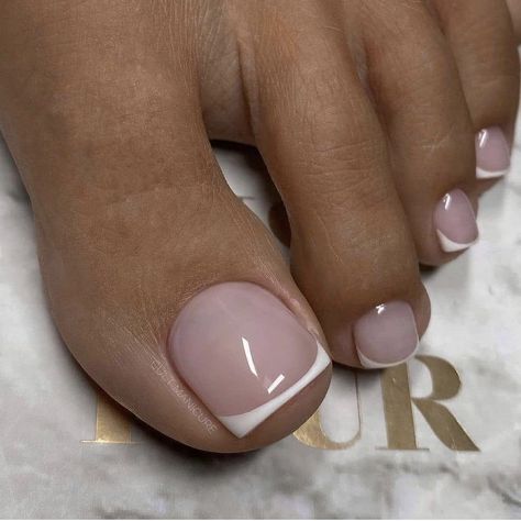 French Tip Feet Nails, French Polish Pedicure, Gel Pedicure French Tip Toes, Gel Toes French Tip, French Nails Feet Design, French Pedicure Designs Toenails Summer, French Nail Toes, Pink Tip Pedicure, Toenail French Tip Designs