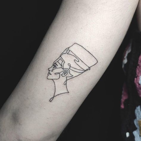 #tattoocommunity #tattoomodel #tattoopage #tattoomaster #tattooartistmag #tattoorose #tattooeyebrows #tattoocolor Nefertiti Tattoo, Internal Beauty, Cute Tats, Tattoo Master, Eyebrow Tattoo, Art N Craft, Tattoo Model, Minimal Tattoo, Rose Tattoos