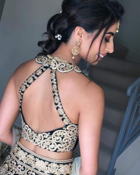 @shikachand Hairstyle With Halter Neck Blouse, Halter Neck Blouse Lehenga, Halter Neck Blouse Design, Halter Neck Blouse, Indian Dress Up, Sleeveless Blouse Designs, Long Blouse Designs, Choli Dress, Backless Blouse Designs