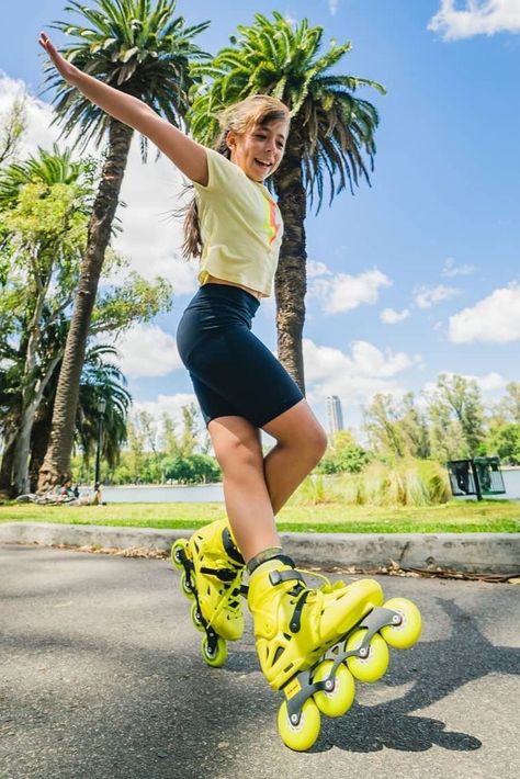 Roller Blading Poses, Roller Skating Pose, Roller Skating Poses, Skater Photoshoot, Roller Quad, Roller Skating Outfits, Skate Photos, Curly Hair Drawing, Roller Skaters