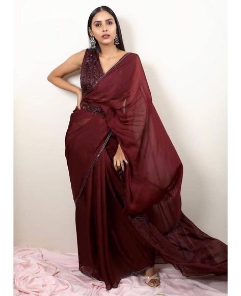 Trending Belted Sarees For That Fuss-Free And Stylish Wedding Look Indian Bridesmaid Outfits, Saree Belt, Mehendi Function, Maroon Saree, Saree With Belt, Designer Sarees Wedding, Indian Sari Dress, Organza Silk Saree, Indian Saree Blouses Designs