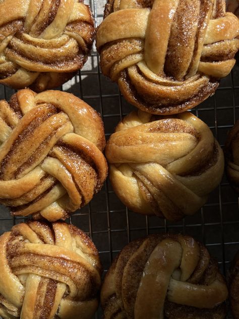 Mini Cinnamon Babka Braids Babka Aesthetic, Babka Muffins, Babka Buns, Shareable Desserts, Cinnamon Babka, Babka Bread, Babka Recipe, Jewish Foods, Chocolate Babka