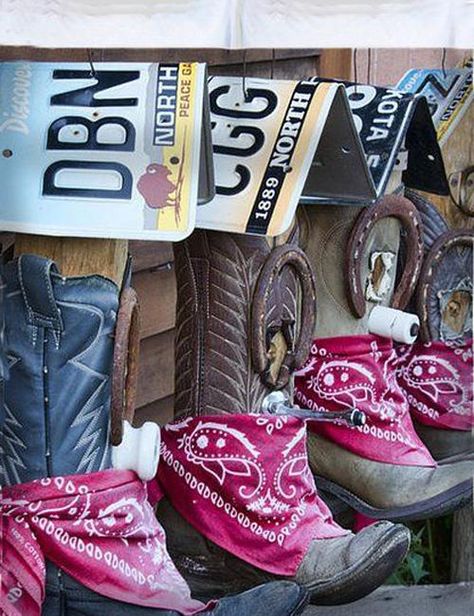 Recycling Boots for Original Birdhouses, DIY Design Ideas Repurpose Old Cowboy Boots, Mirror Boarders, Boot Birdhouse, Birdhouses Diy, Cowboy Boot Crafts, Boot Wraps, Old Cowboy Boots, Boot Art, Diy Design Ideas