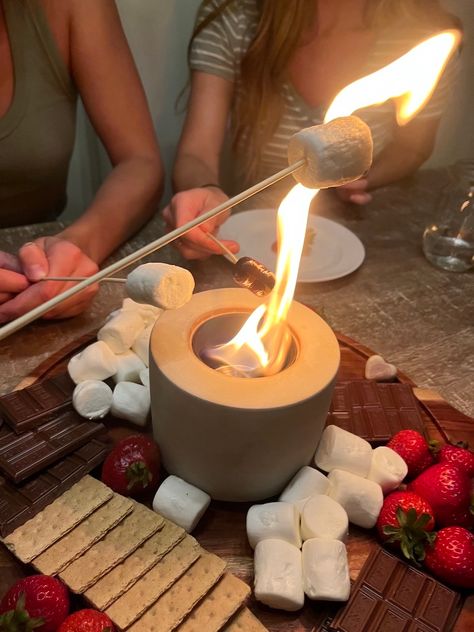 How to Make a S’mores Board • Partytrick Blog S’mores Platter, Fall Teen Party, S'mores Board, Smore Board, Smores Fire Pit, Jaz Core, Bonfire Party Ideas, Bonfire Aesthetic, Ring Dunk