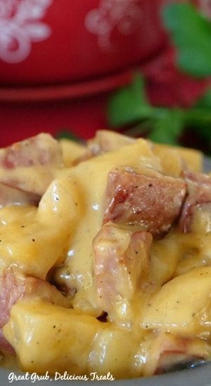 Kielbasa Sausage Cheesy Potato Casserole is a delicious comfort food recipe loaded with sausage, potatoes and cheese. #deliciousdinner #sidedish #potatorecipes #sausagekielbasarecipes #greatgrubdelicioustreats Potatoes And Kielbasa, Potatoes Kielbasa, Kilbasa Sausage Recipes, Potatoes For Dinner, Kielbasa And Potatoes, Creamy Scalloped Potatoes, Yummy Casserole Recipes, Cheesy Potato Casserole, Kielbasa Recipes