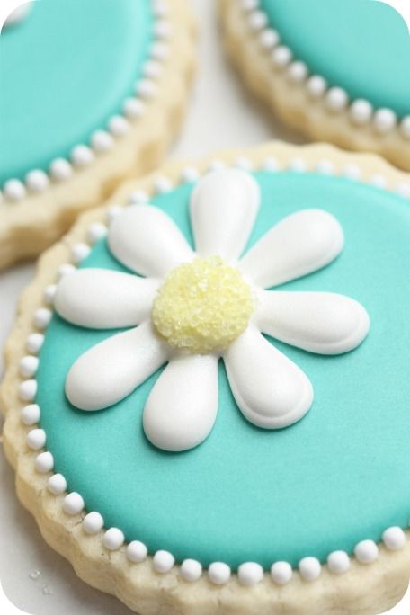 Daisy Cookies - Would be great for a Girl Scout Daisy Meeting Daisy Cookies, Cupcakes Decorados, Spring Cookies, Sugar Cookie Designs, Pretty Cookies, Fancy Cookies, Creative Cookies, Flower Cookies, Beautiful Cookies